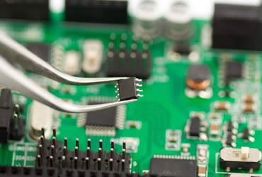 倍加福超skr的聚焦式長(zhǎng)光斑光電，傾力服務(wù)于PCB自動(dòng)化處理線！